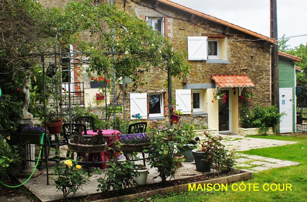 Chez Martine Et Bernard Bed & Breakfast Saint-Vincent-Sterlanges Luaran gambar